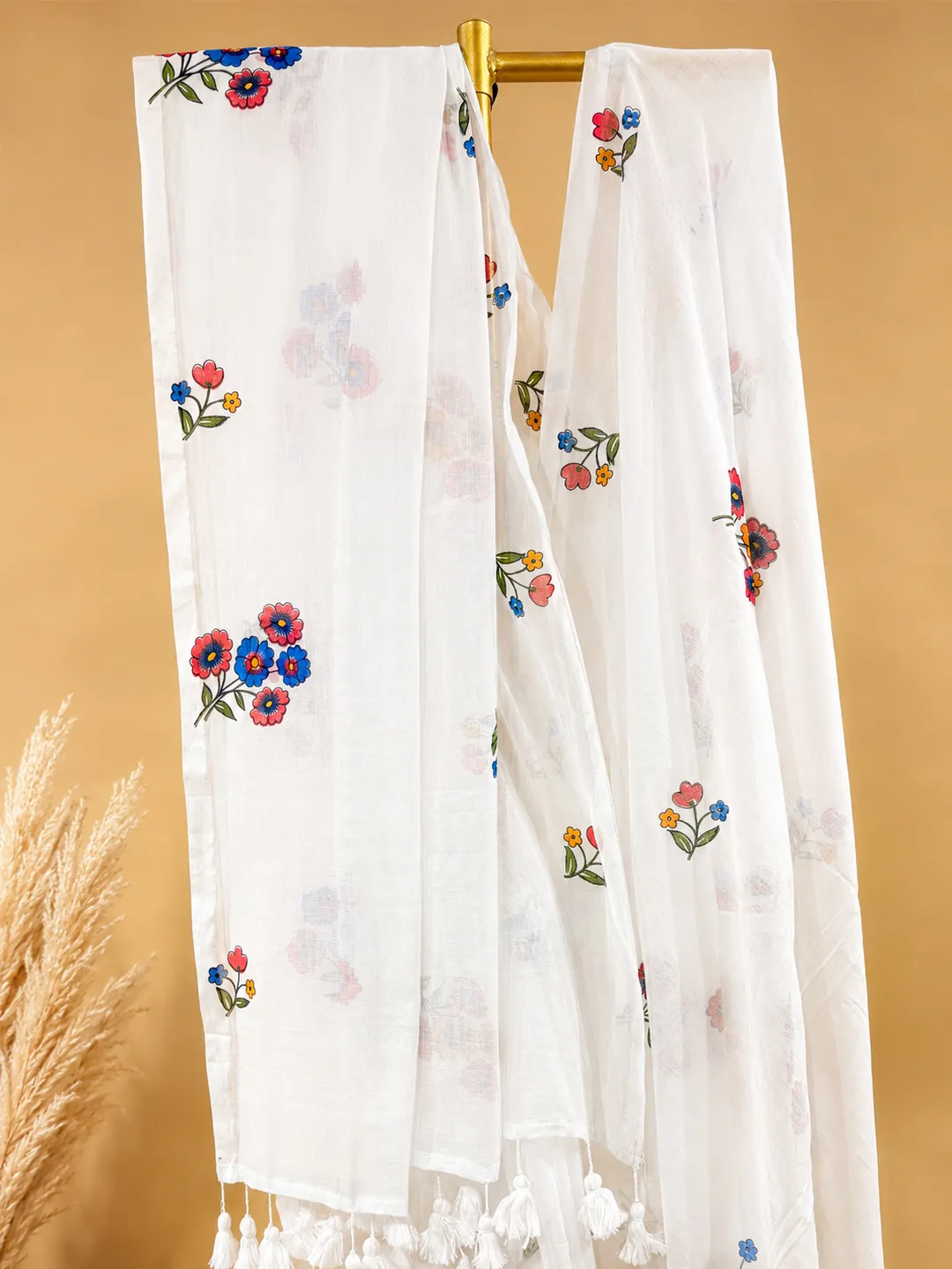 White Floral Print Bengal Mul Cotton Saree With Tassels - View 4