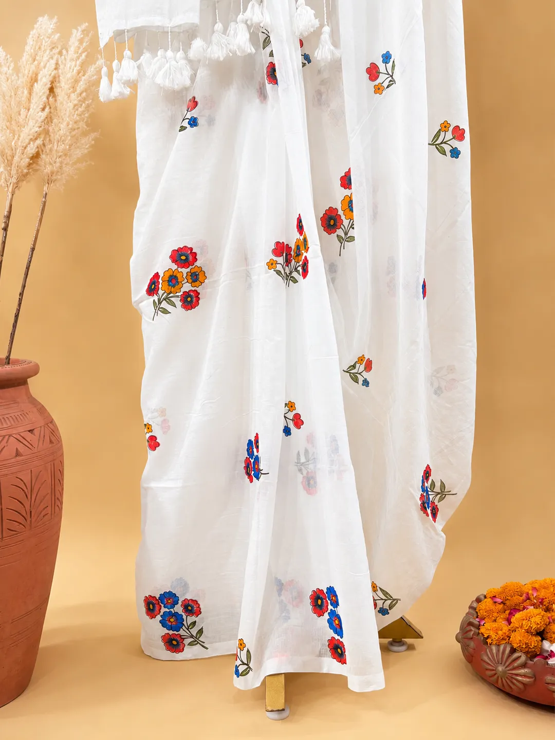 White Floral Print Bengal Mul Cotton Saree With Tassels - View 5