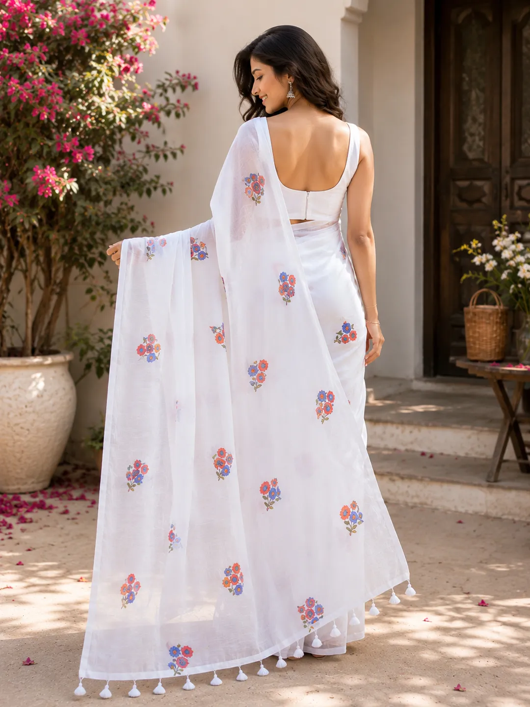 White Floral Print Bengal Mul Cotton Saree With Tassels - View 2