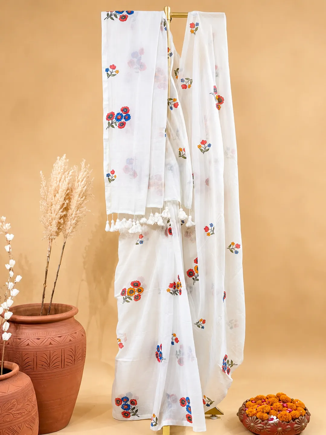 White Floral Print Bengal Mul Cotton Saree With Tassels - View 3