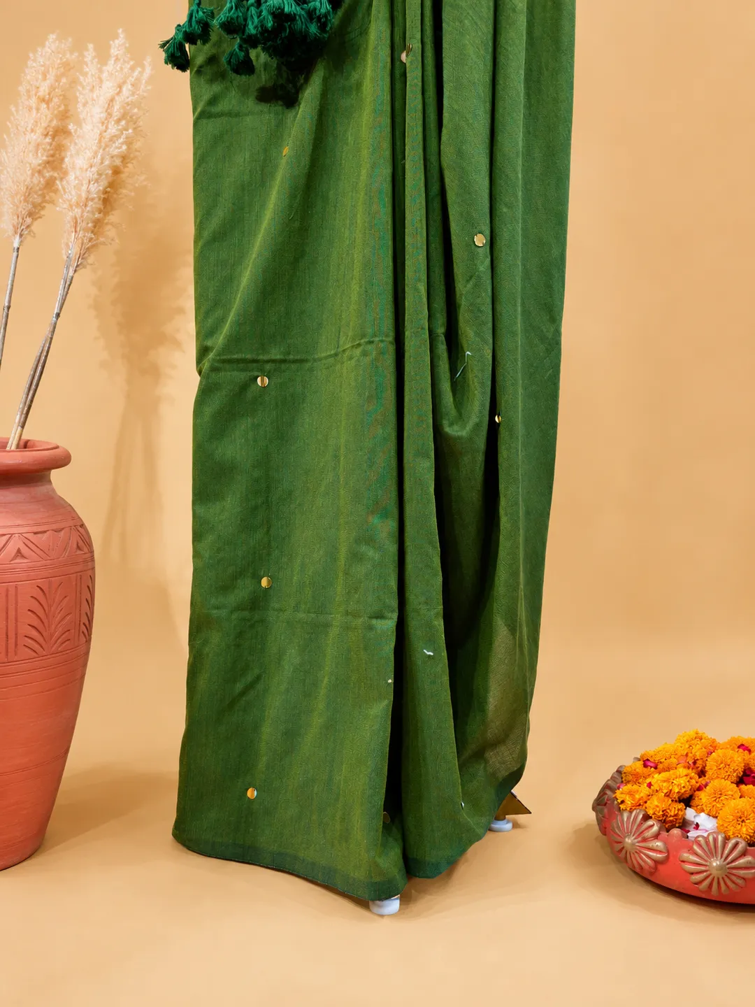 Green And  Magenta Dual Tone Bengal Cotton Saree With Gold Foil Buti And Tassels - View 5