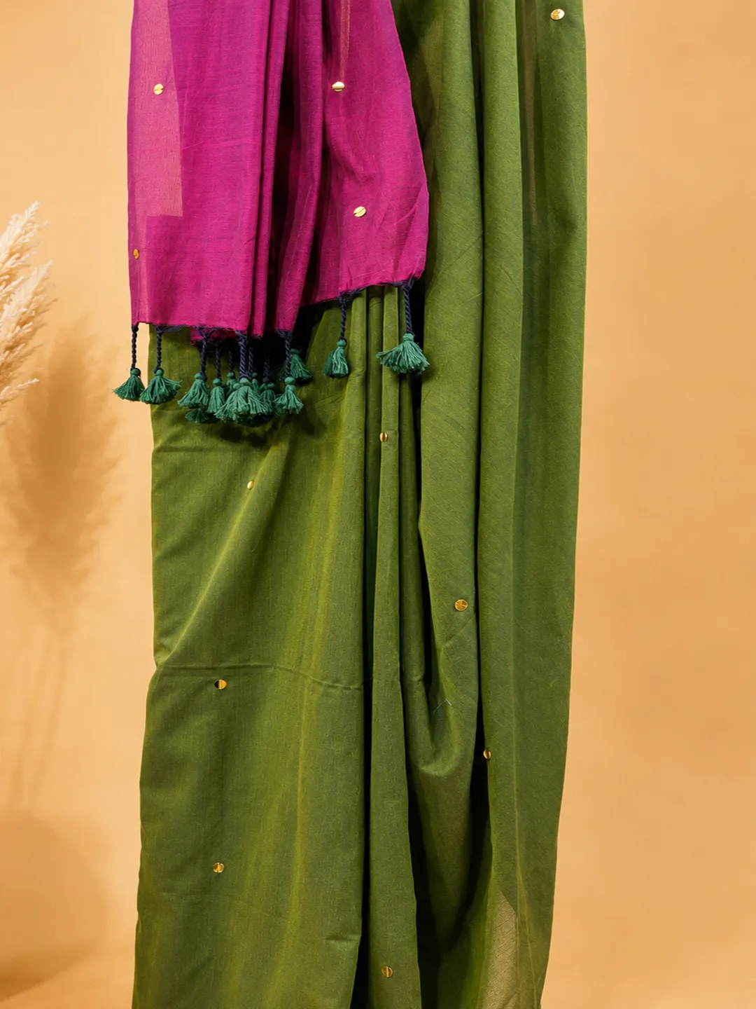 Green And  Magenta Dual Tone Bengal Cotton Saree With Gold Foil Buti And Tassels - View 4