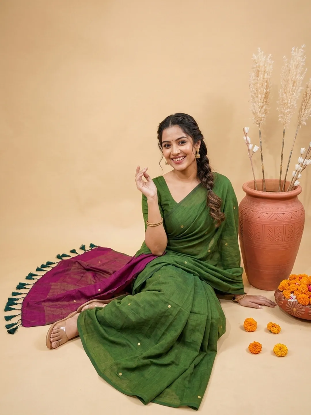 Green And  Magenta Dual Tone Bengal Cotton Saree With Gold Foil Buti And Tassels - View 2