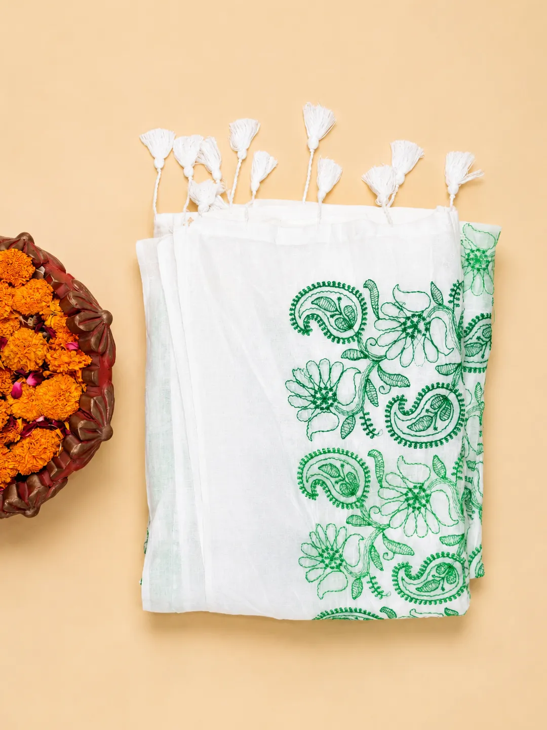 White Bengal Cotton Chikankari Sari Saree With Green Floral & Paisley Thread Work - View 6