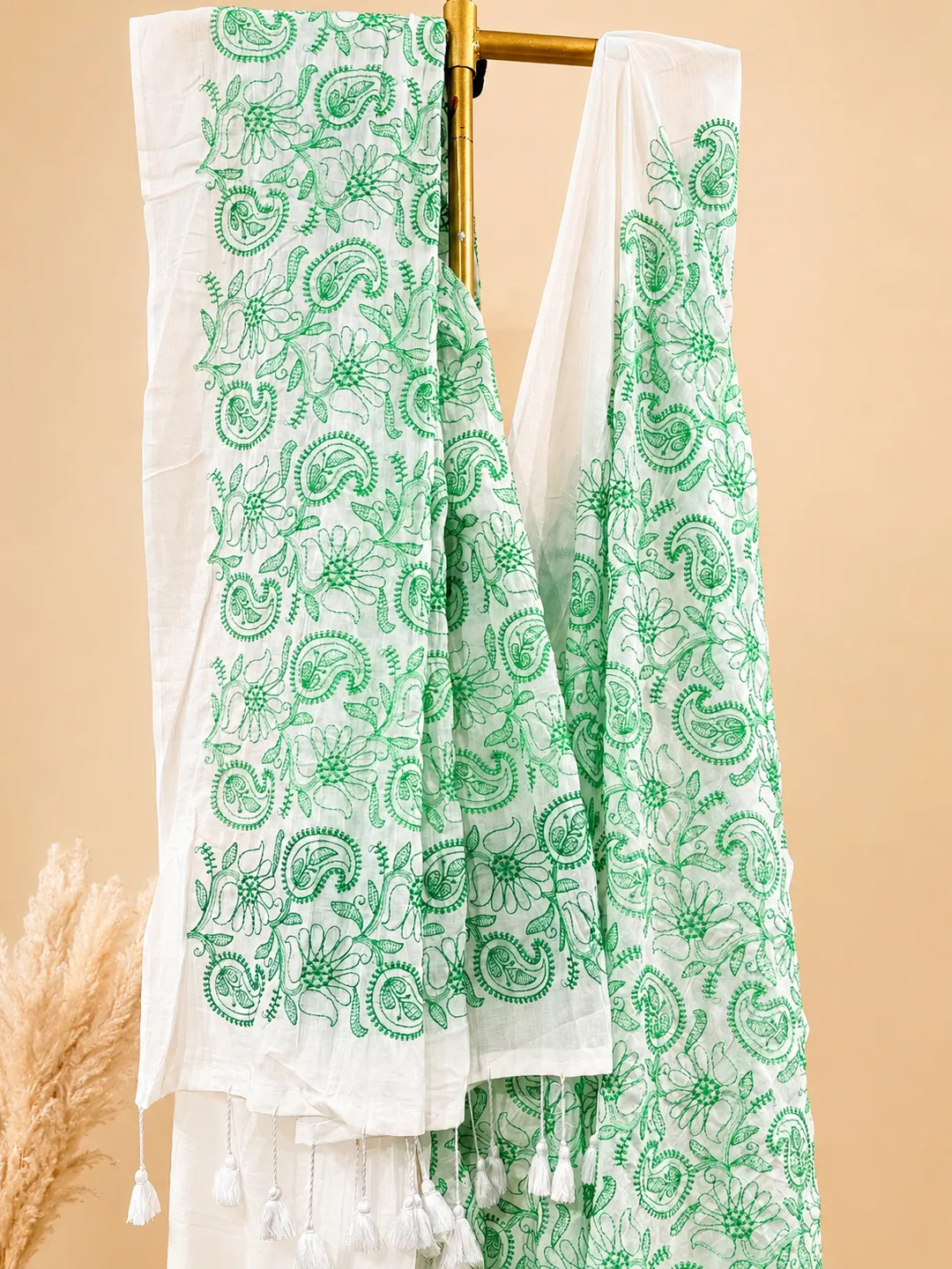 White Bengal Cotton Chikankari Sari Saree With Green Floral & Paisley Thread Work - View 3