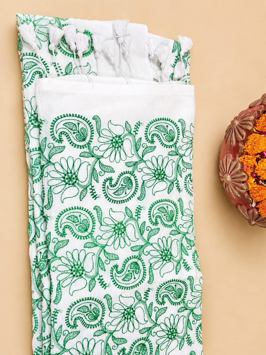 White Bengal Cotton Chikankari Sari Saree With Green Floral & Paisley Thread Work - View 5