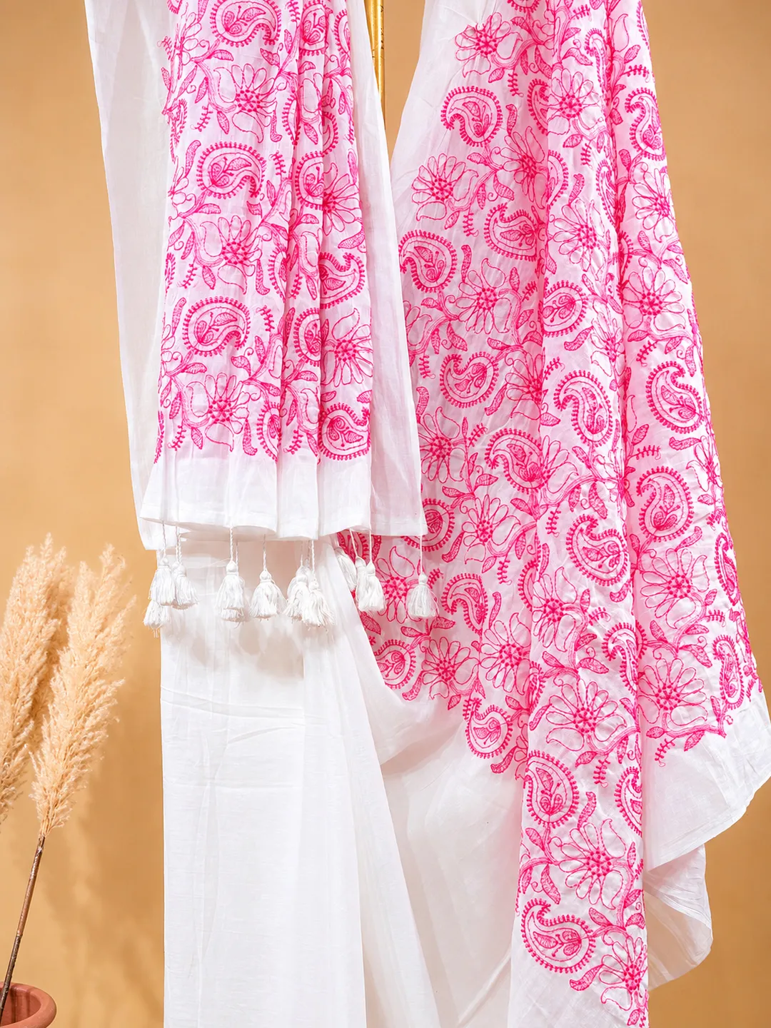 White Bengal Cotton Embroidered Chikankari Sari  With Pink Floral & Paisley Thread Work - View 2