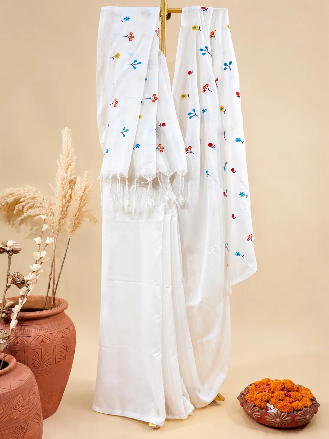 White Bengal Cotton Saree With Multicolor Floral Embroidery - View 3