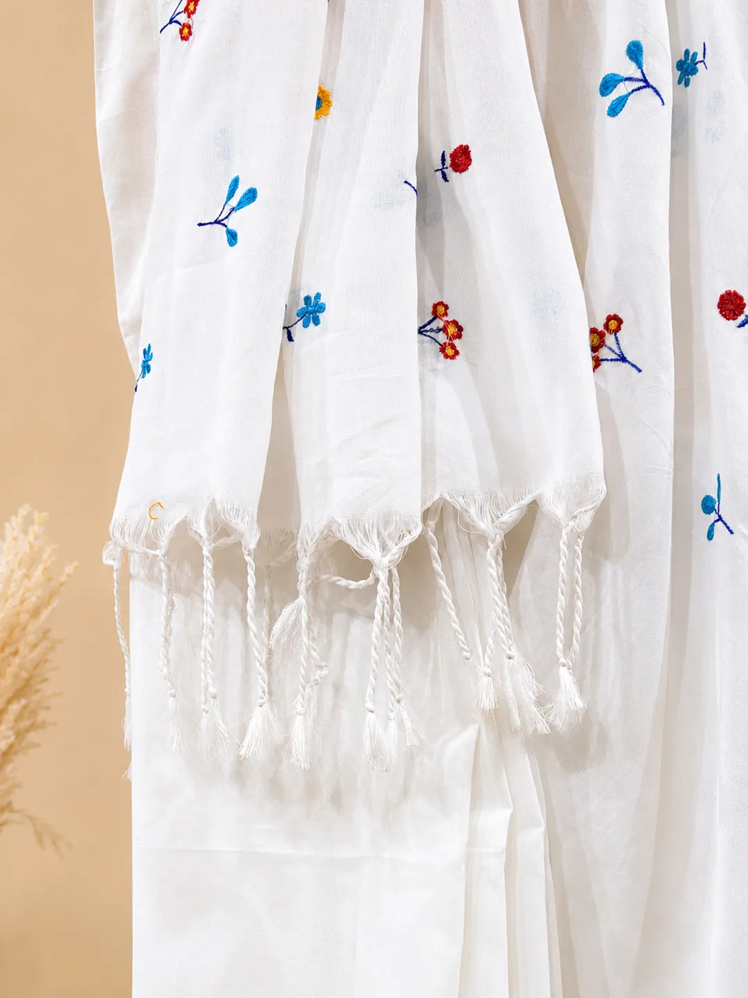 White Bengal Cotton Saree With Multicolor Floral Embroidery - View 6