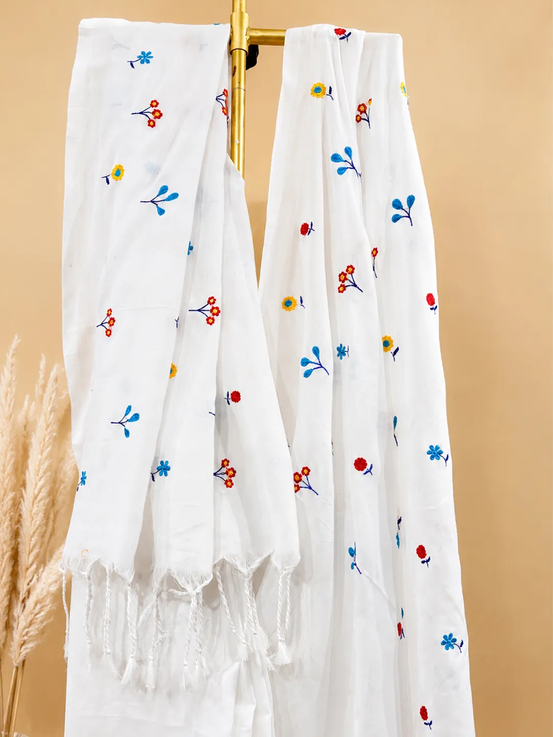 White Bengal Cotton Saree With Multicolor Floral Embroidery - View 4