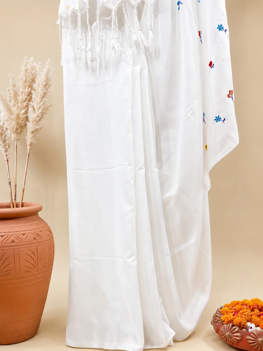 White Bengal Cotton Saree With Multicolor Floral Embroidery - View 5