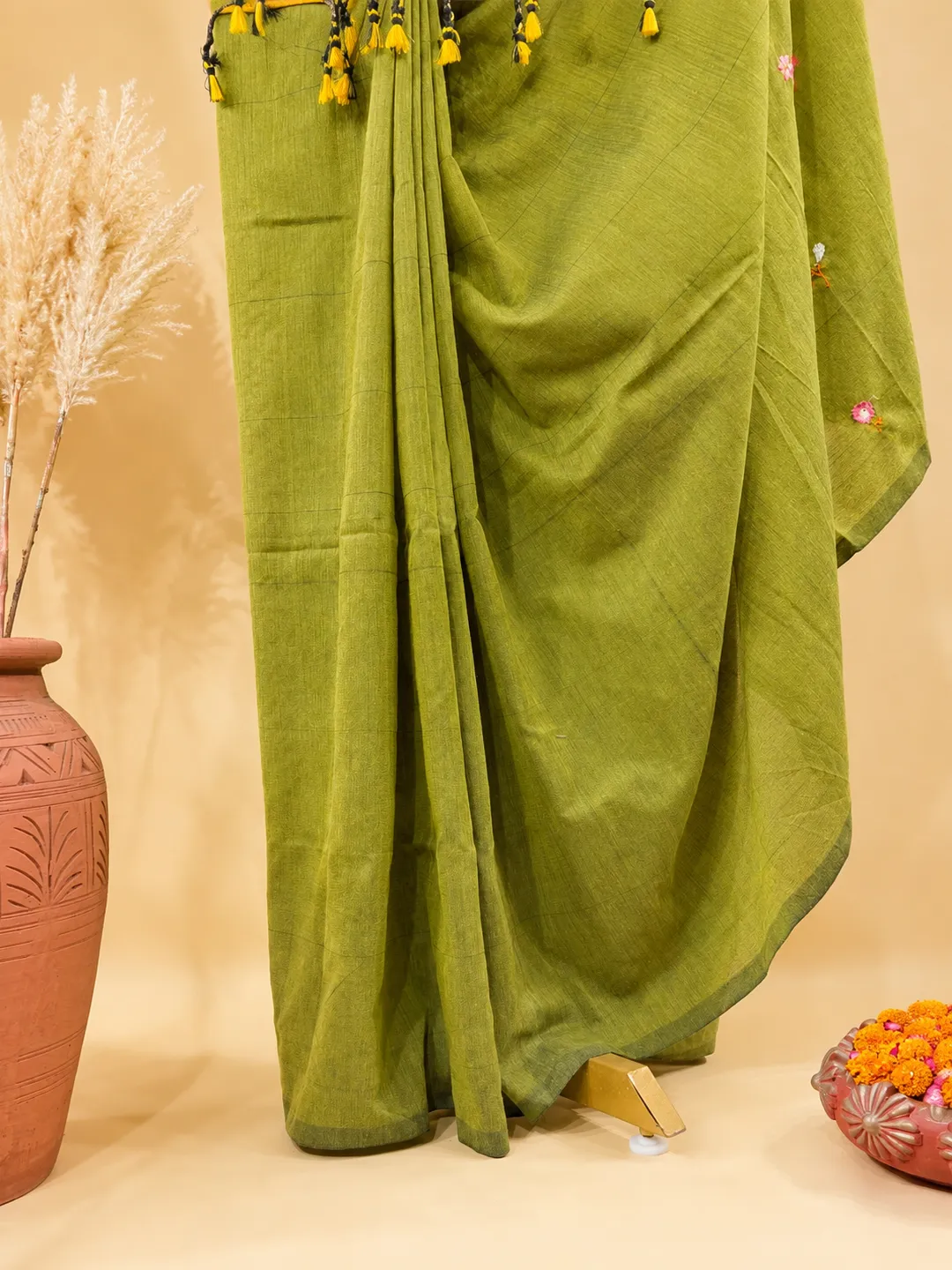 Green Green Bengal Khadi Cotton Saree With Multicolor Floral Embroidery - View 4