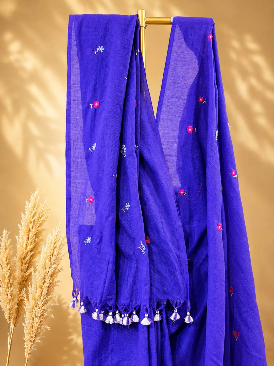 Blue Royal Blue Bengal Khadi Cotton Saree With Floral Embroidery & Tassel Pallu - View 5