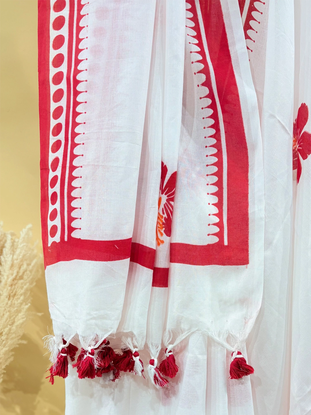 White Bengal Cotton Saree With Floral Print And Contrast Red Border - View 6