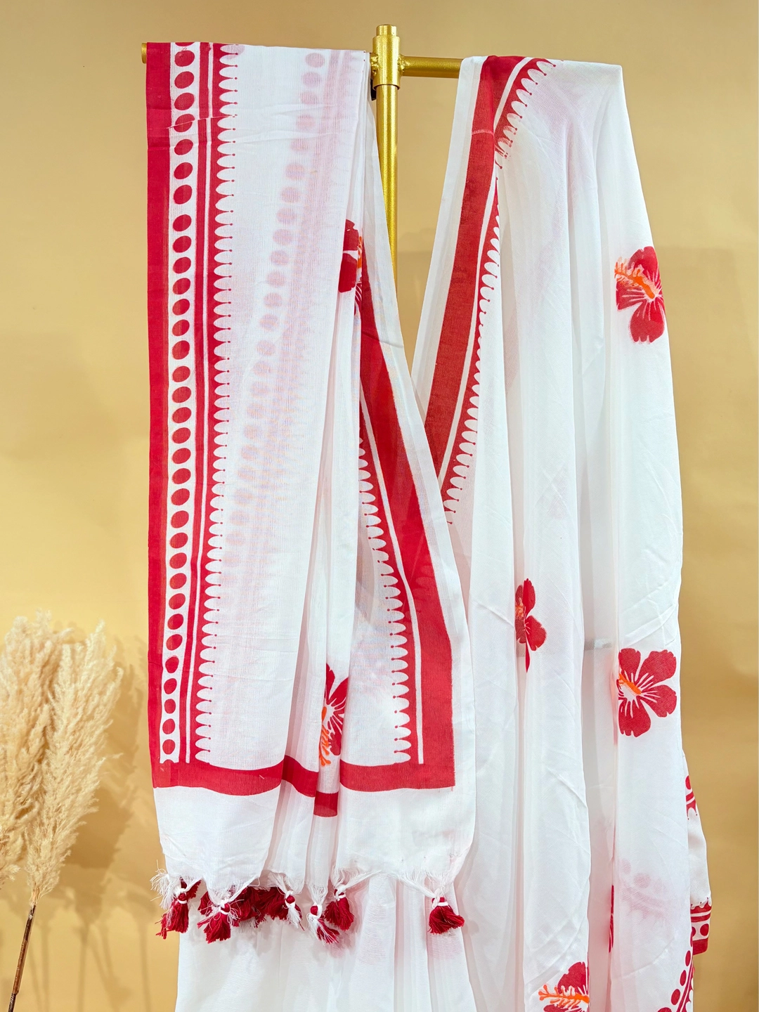 White Bengal Cotton Saree With Floral Print And Contrast Red Border - View 4