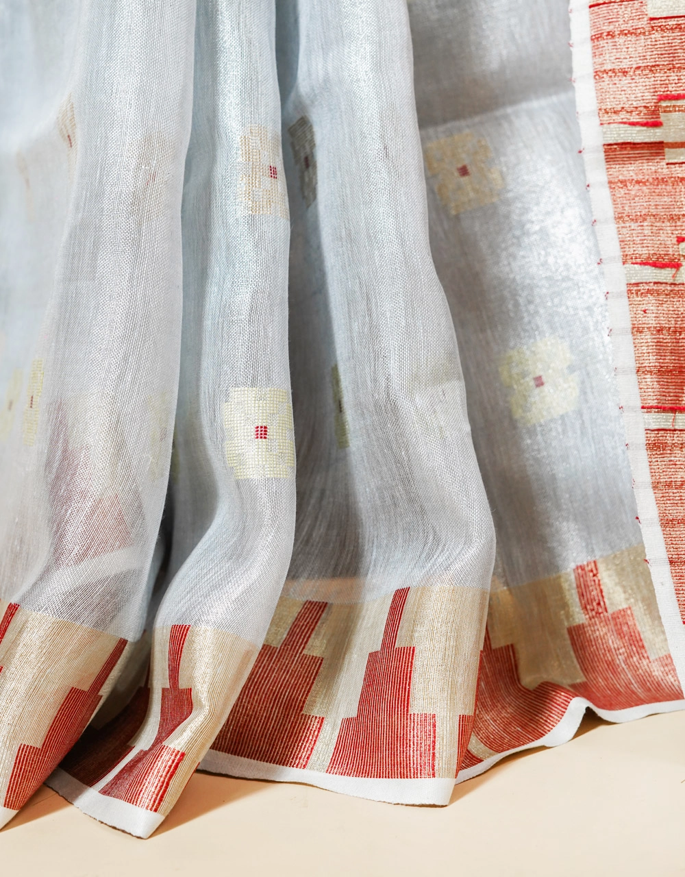 Grey Silver Handwoven Linen Saree With Geometric Zari Border And Buti Motifs - View 5