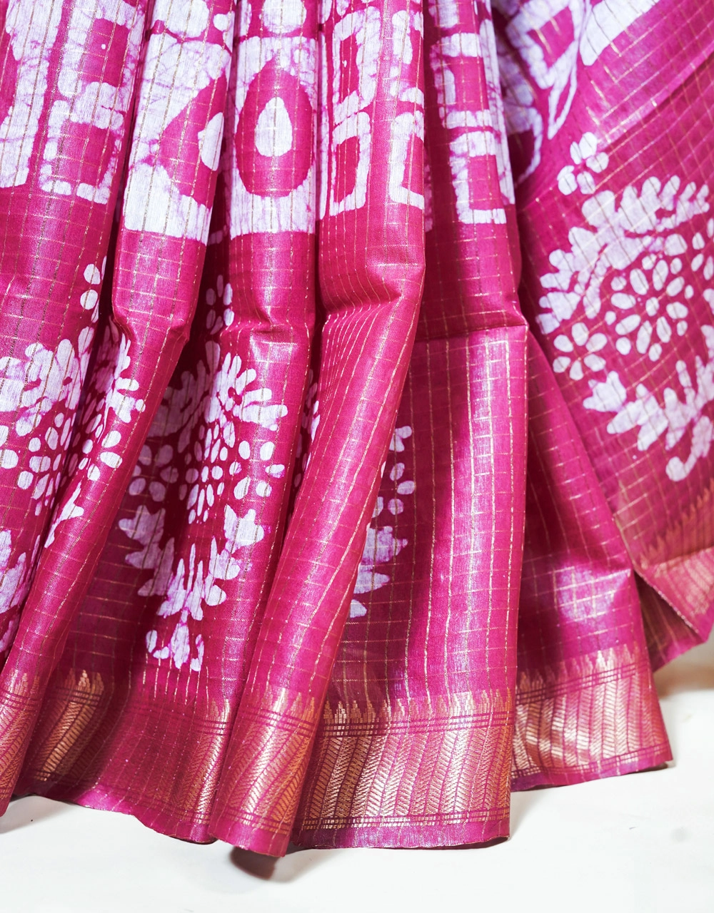 Magenta Mangalkari Kota Viscose Batik Printed Saree - View 5