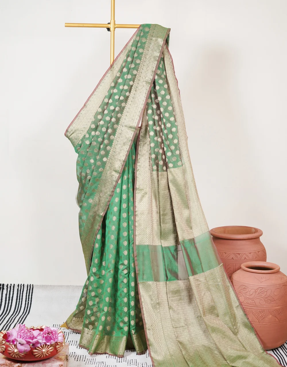 green-emerald-glow-cotton-zari-saree-with-round-booti-and-traditional-border