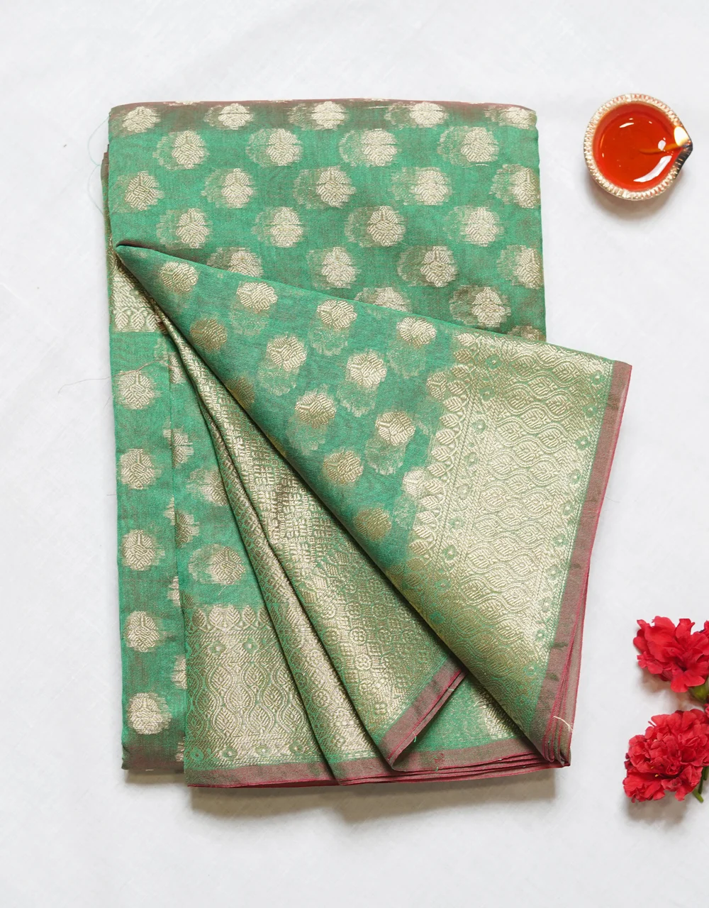 green-emerald-glow-cotton-zari-saree-with-round-booti-and-traditional-border