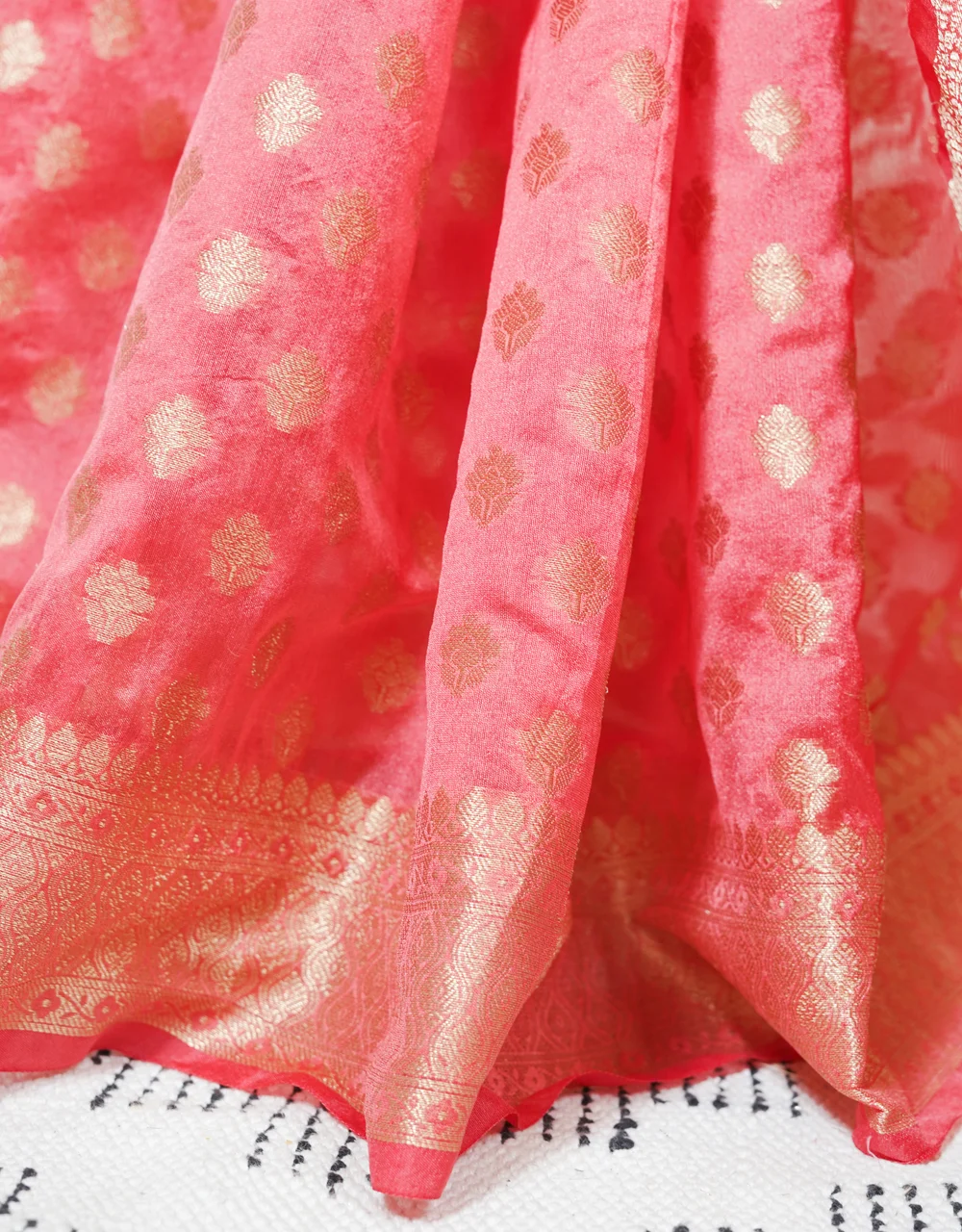 Red Rose Radiance Cotton Zari Saree With All Over Booti And Traditional Border - View 4