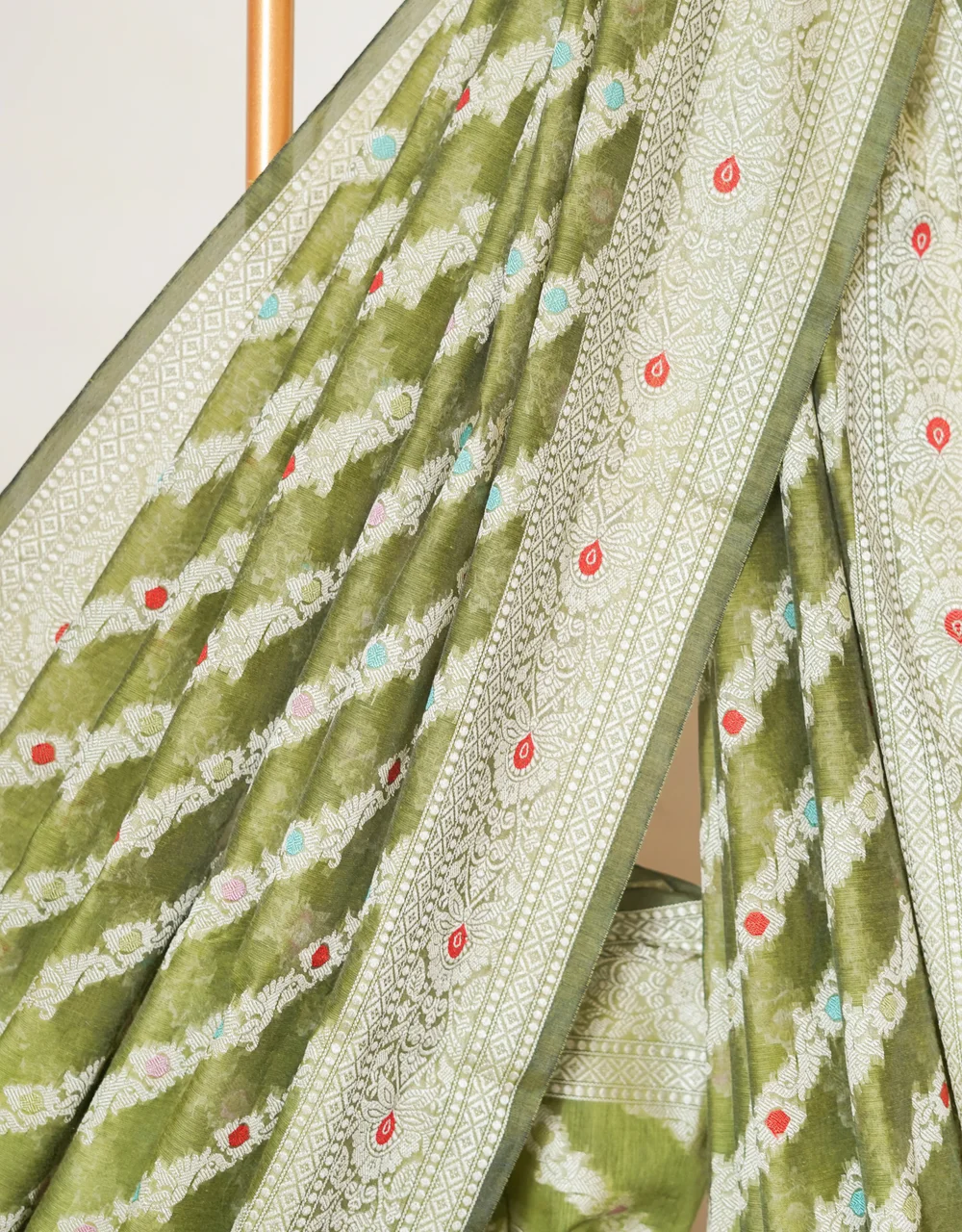 Green Silver Zari Banarasi Cotton Silk Saree With Diagonal Floral Weave - View 4