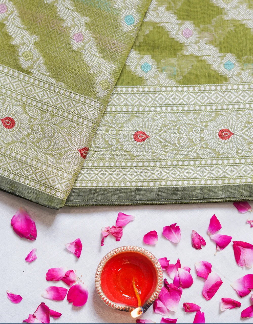 Green Silver Zari Banarasi Cotton Silk Saree With Diagonal Floral Weave - View 3